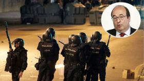 Miquel Iceta (PSC) y policías nacionales en los disturbios de Barcelona tras la sentencia del 'procés'.