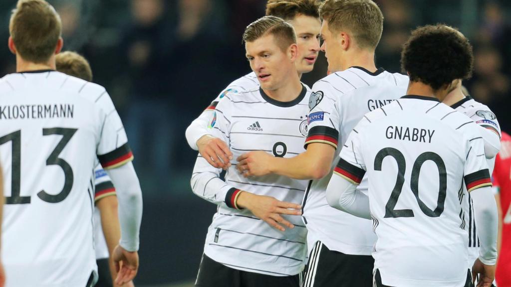 La selección de Alemania celebra el gol de Toni Kroos
