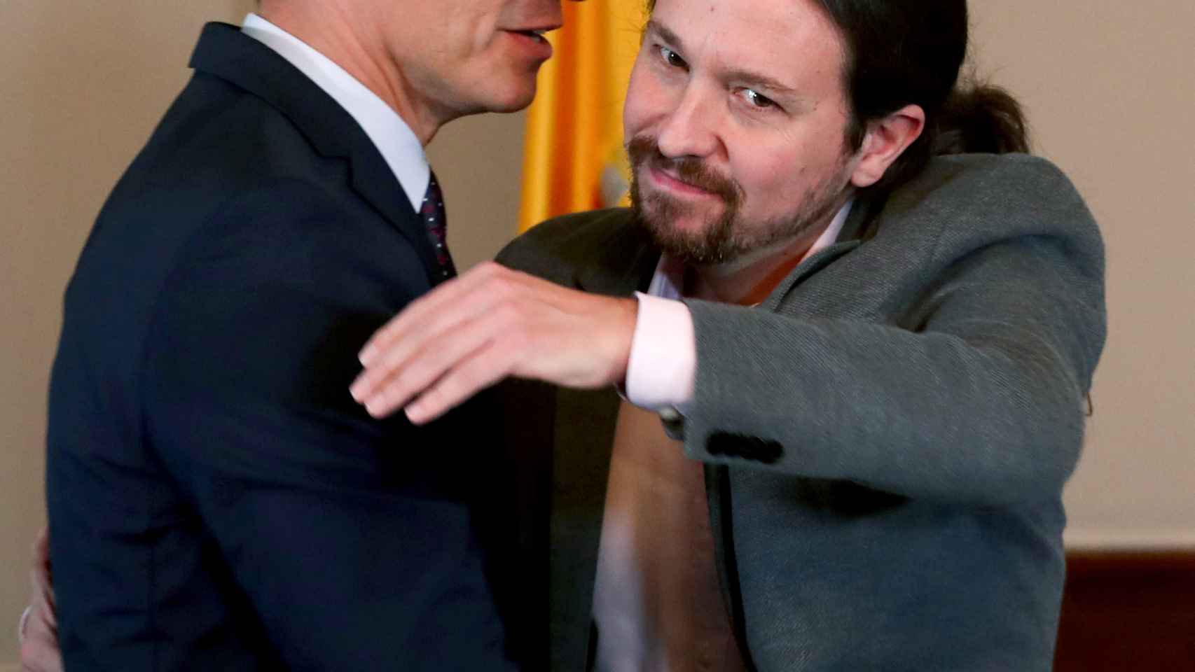 Pedro Sánchez mira de reojo a Pablo Iglesias en el abrazo con el que sellaron su acuerdo de Gobierno de coalición.
