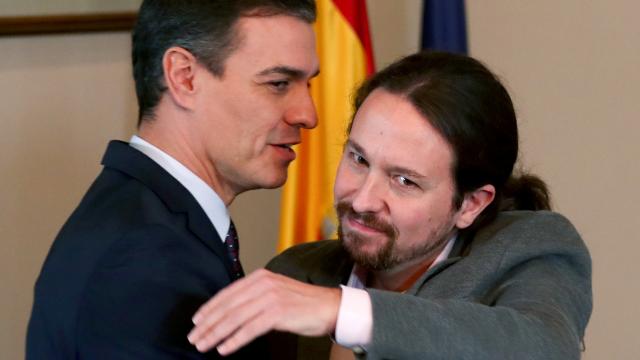 Pedro Sánchez mira de reojo a Pablo Iglesias en el abrazo con el que sellaron su acuerdo de Gobierno de coalición.