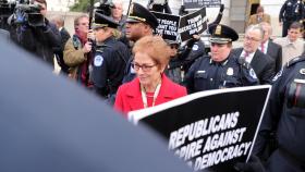 La exembajadora de EEUU en Ucrania, Marie Yovanovitch, llegando a su declaración en el Congreso.