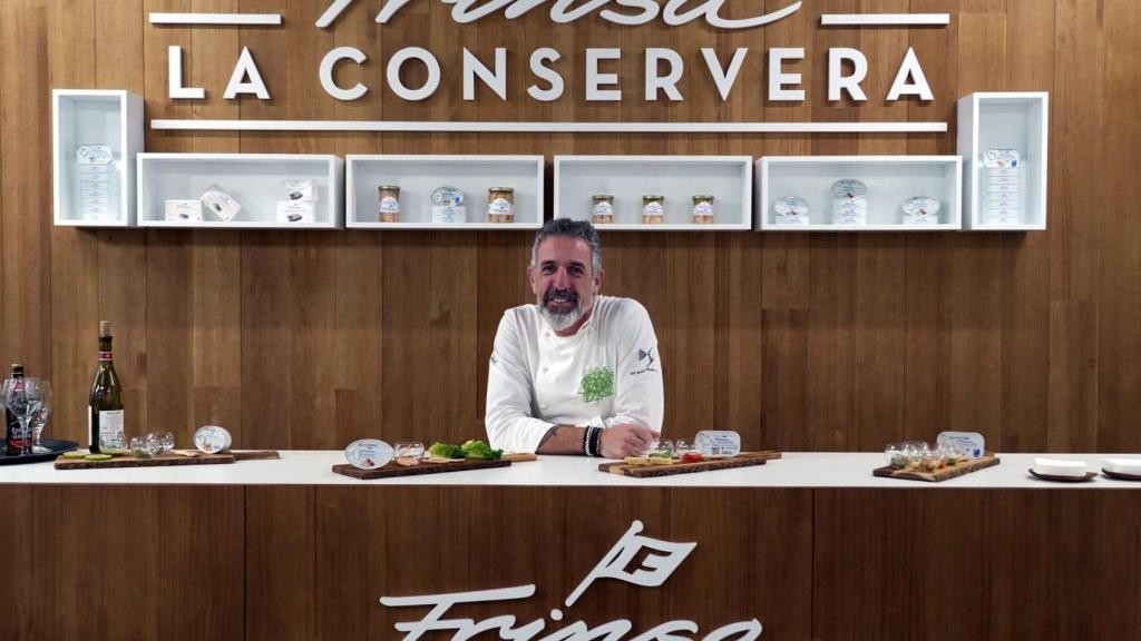 Pepe Solla marinó conservas gourmet en la nueva tienda Frinsa de A Coruña