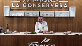 Pepe Solla marinó conservas gourmet en la nueva tienda Frinsa de A Coruña