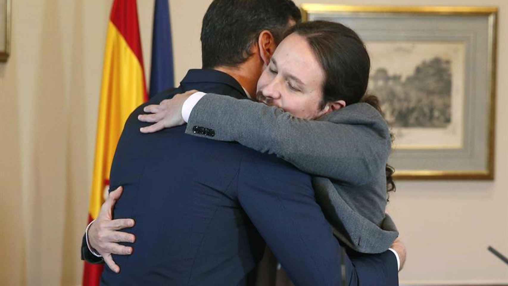 Abrazo entre Pedro Sánchez y Pablo Iglesias.