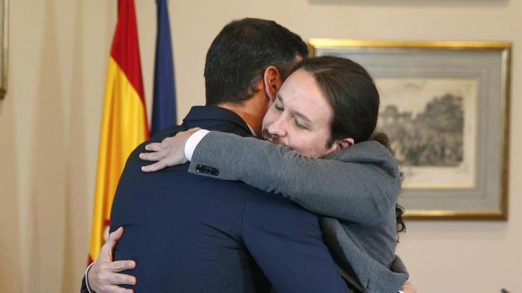 Abrazo entre Pedro Sánchez y Pablo Iglesias tras firmar el acuerdo de Gobierno que han alcanzado sus respectivas formaciones.