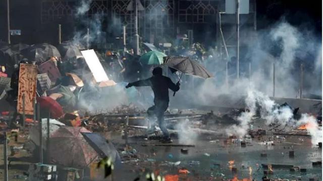 Un policía herido con una flecha en  Hong Kong durante los enfrentamientos con los manifestantes