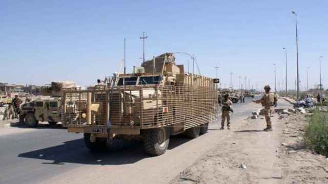 Soldados británicos montaban guardia en una carretera tras el estallido de una bomba, en Basora (Irak), en abril de 2009.