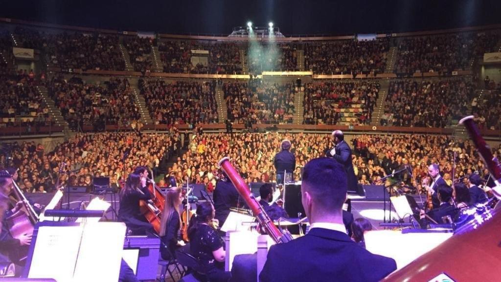 Raphael dio un escándalo de concierto y A Coruña se rindió ante él