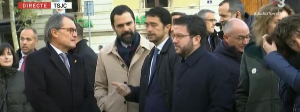 Artur Mas, Roger Torrent y Pere Aragonès acompañando a Quim Torra