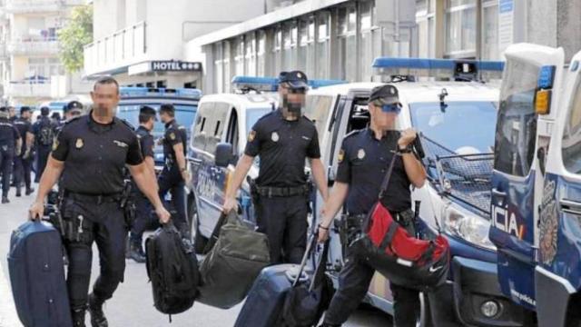 Policias nacionales abandonan el Hotel Cekin de Pineda de Mar tras el 1-O