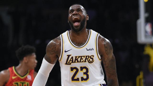 LeBron James celebra una canasta con los Lakers