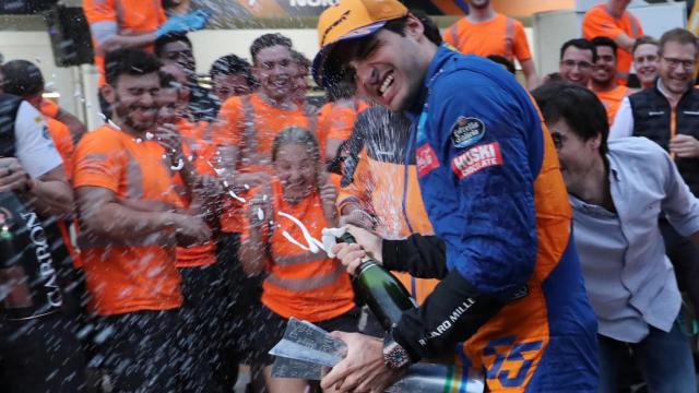 Carlos Sainz celebra su tercer puesto en el GP de Brasil, conseguido la temporada pasada.