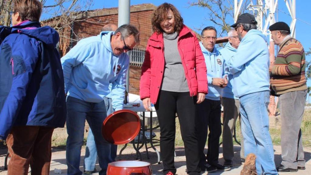 La alcaldesa de Alcázar, Rosa Melchor, disfrutó de las gachas ferroviarias