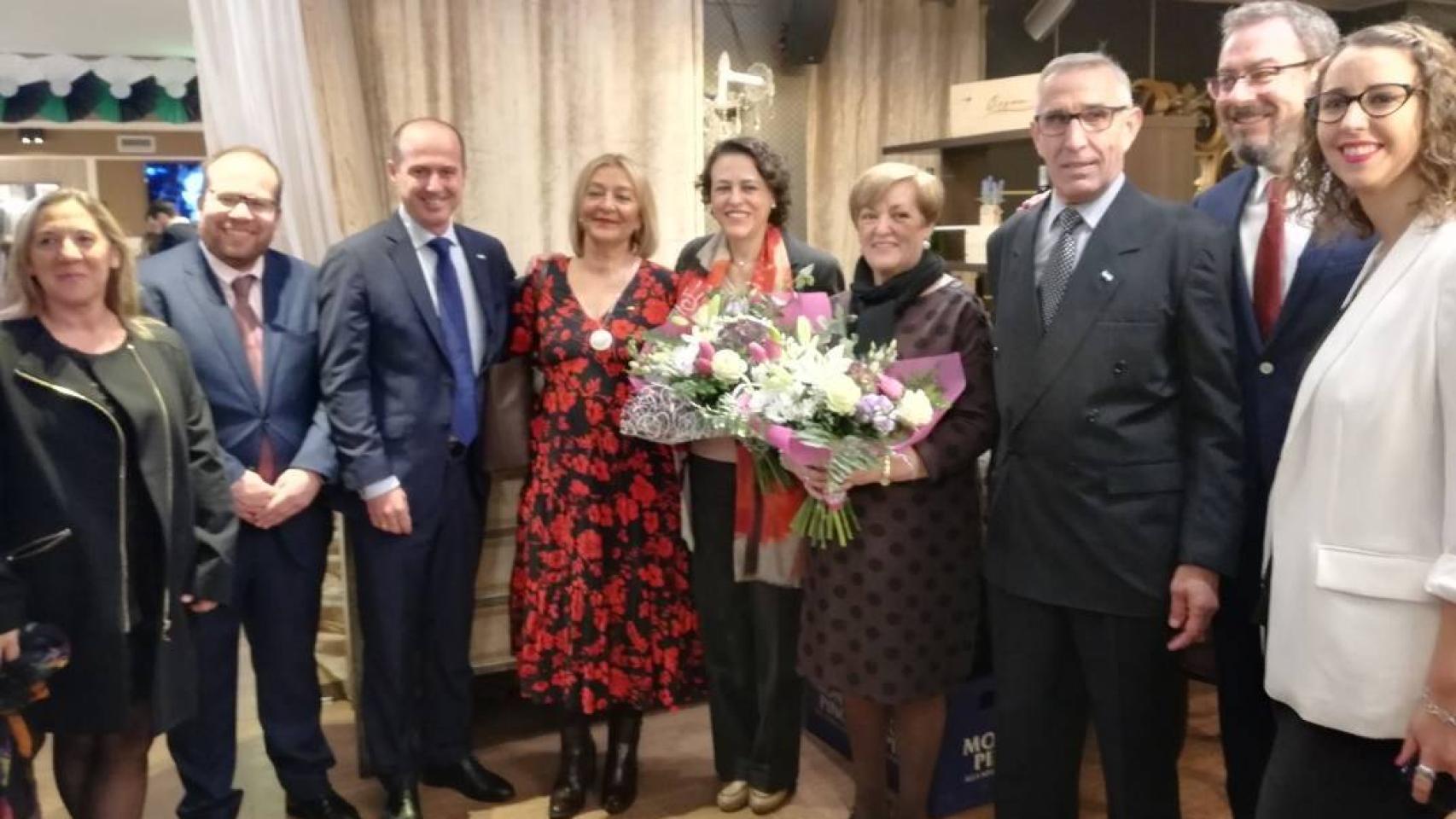 Margarita Sánchez y Magdalena Valerio fueron agasajadas con sendos ramos de flores por el Hogar de Extremadura