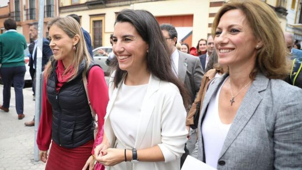 Rocío Monasterio en su acto de protesta en un centro de menores en Sevilla.