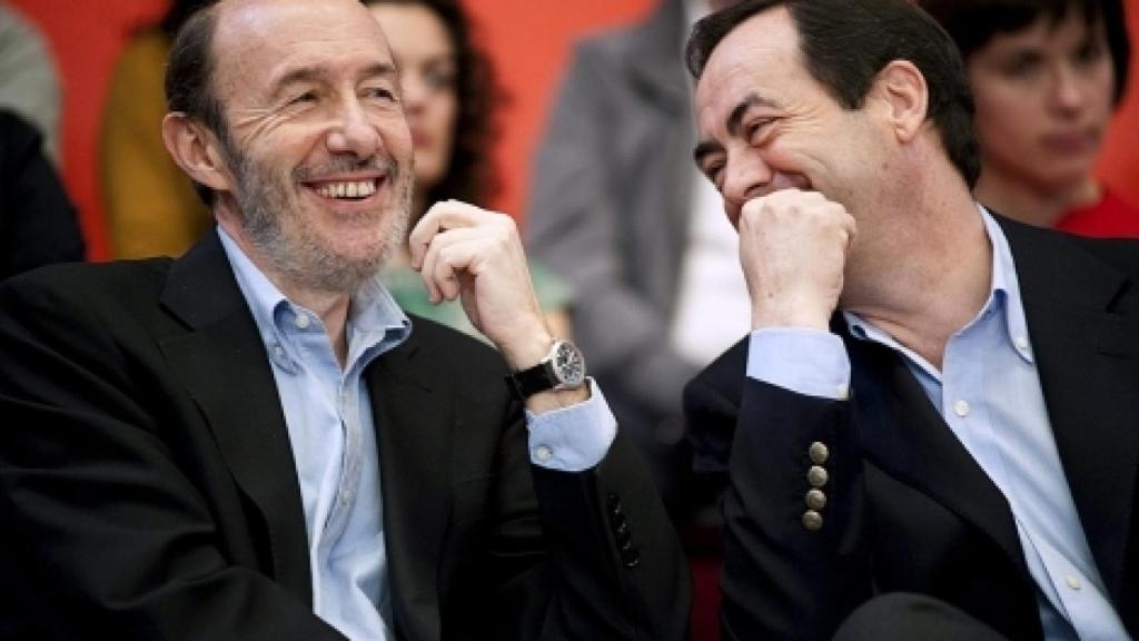 Rubalcaba y José Bono riéndose en un acto público.