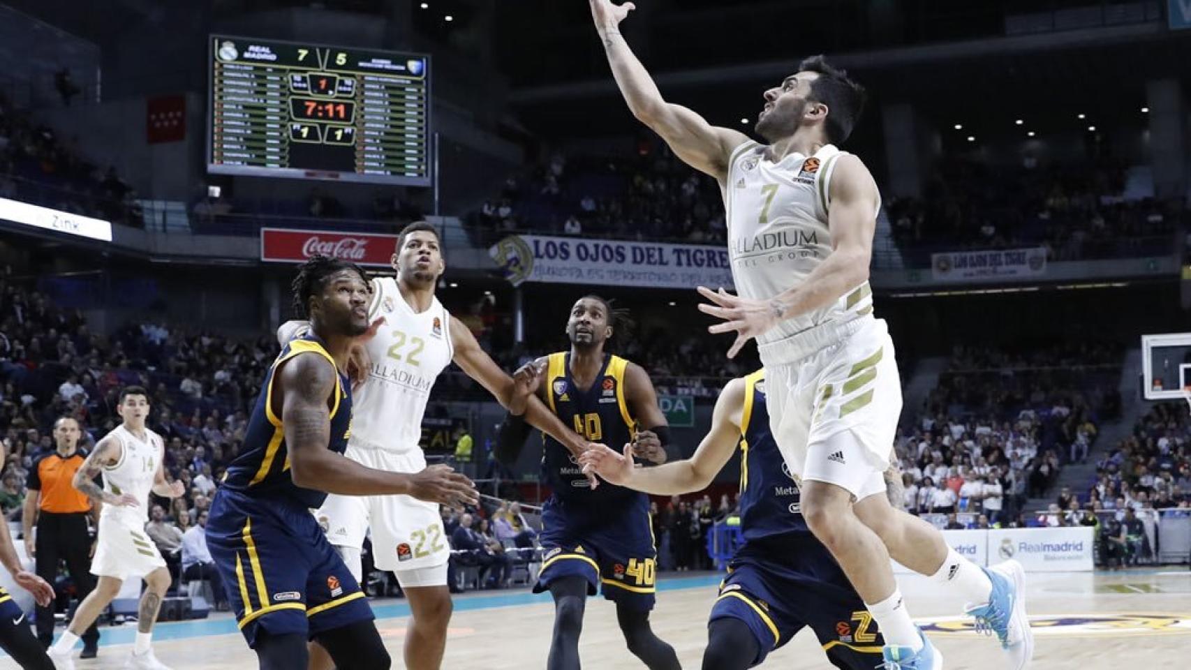 Campazzo intenta una bandeja en el partido de Euroliga entre el Real Madrid y el Khimki