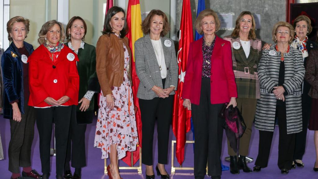 La Reina llegaba al evento con una chaqueta de cuero en dos texturas.