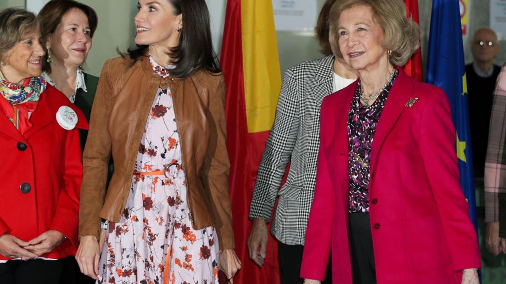 La reina emérita Sofía y la reina Letizia han asistido al rastrillo Nuevo Futuro en Madrid.