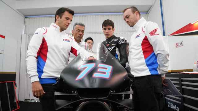 Álex Márquez recibe las indicaciones de los técnicos del equipo LCR Honda.