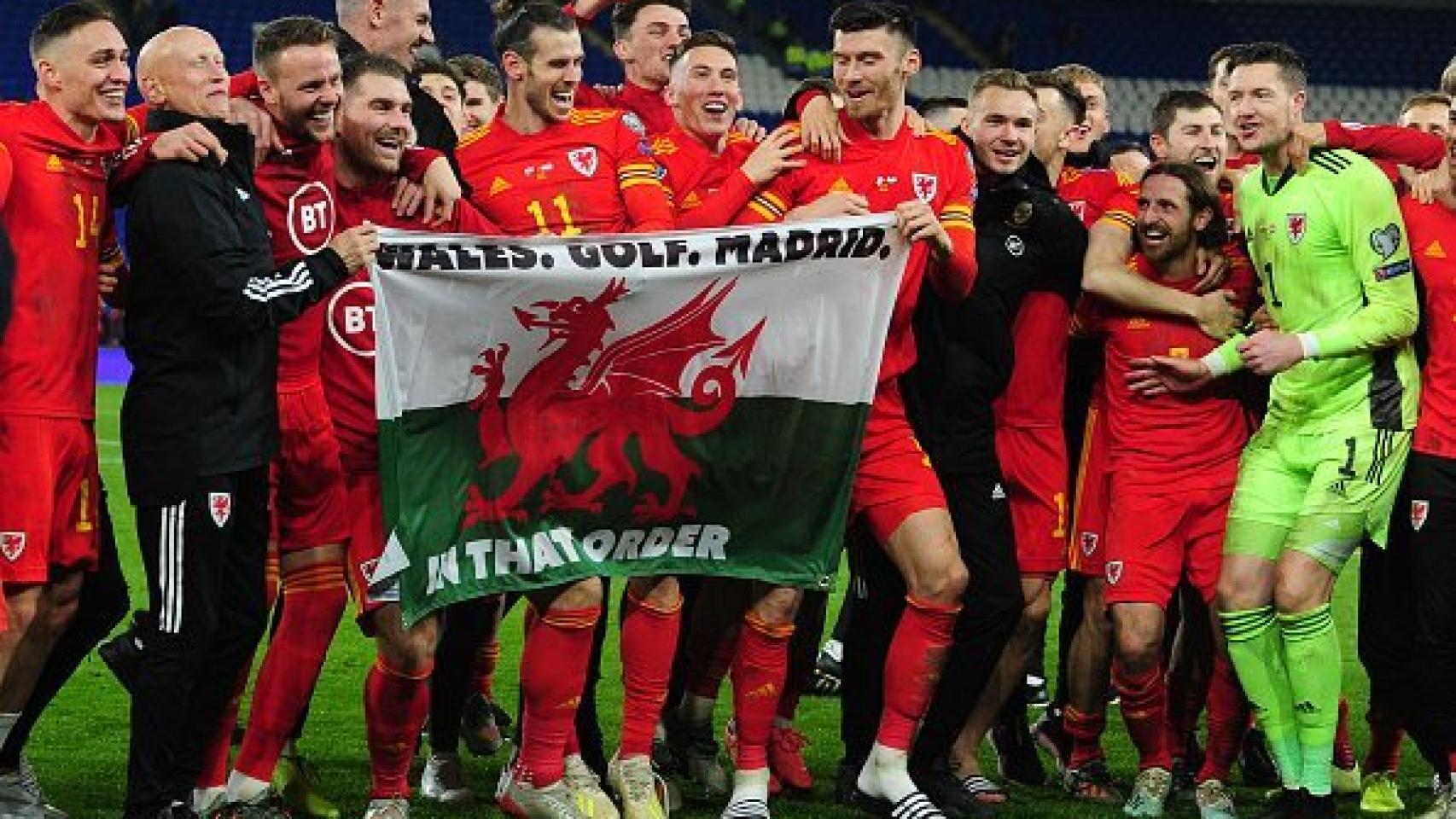 Gareth Bale posa con la bandera Gales. Golf. Madrid