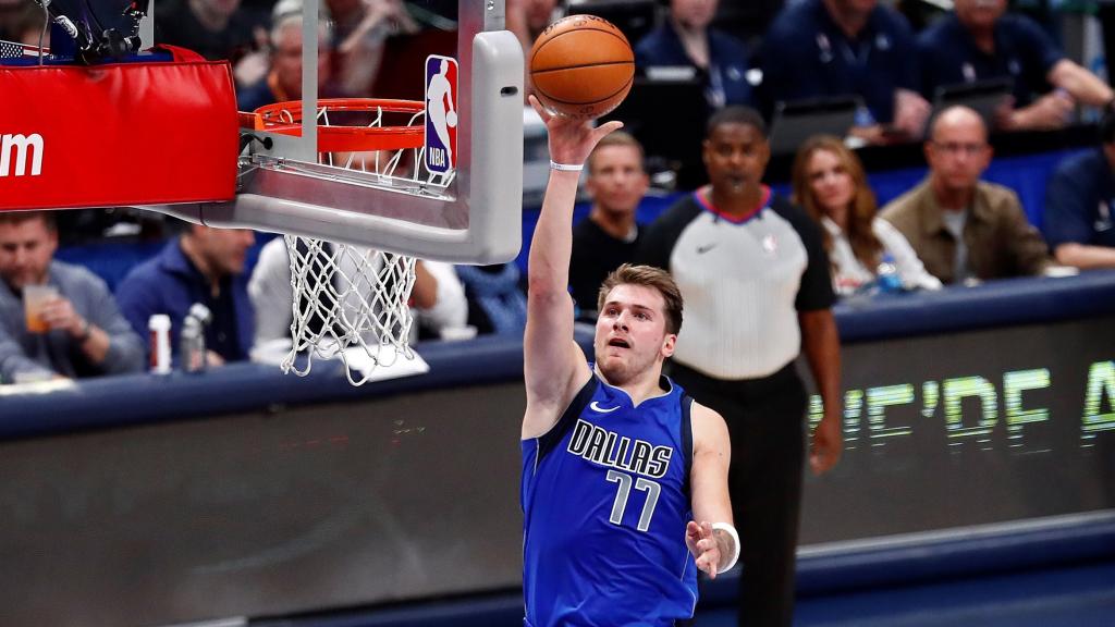 Luka Doncic encesta a canasta ante los Spurs