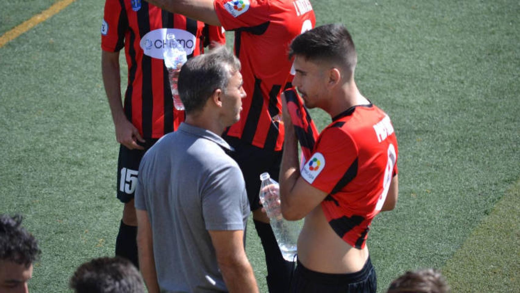 Manolo Alfaro charla con Paco Tomás durante un partido del Azuqueca