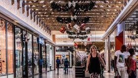 Imagen de archivo de un centro comercial en Navidad.