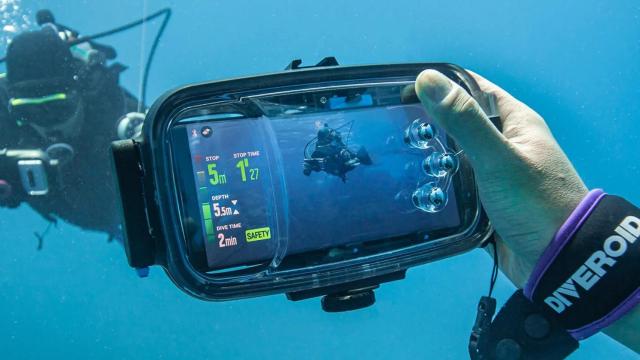 Sacar fotos bajo el mar con el móvil no es imposible gracias a esta carcasa