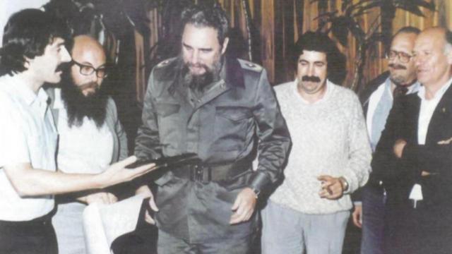 García Seoane, alcalde de Oleiros, junto a Fidel Castro.