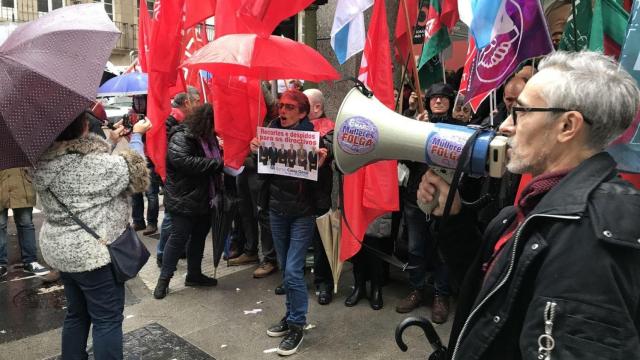 Trabajadores de Caixa Geral protestan ante la sede de Abanca en A Coruña