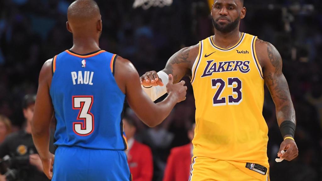 LeBron James se saluda con Chris Paul