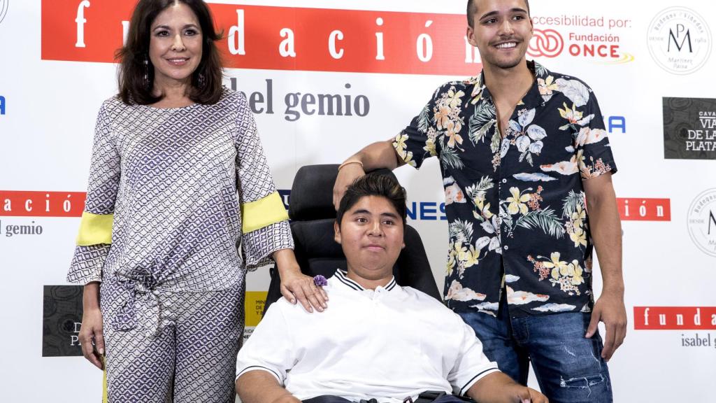 Isabel Gemio junto a sus hijos el pasado mes de mayo en un acto.