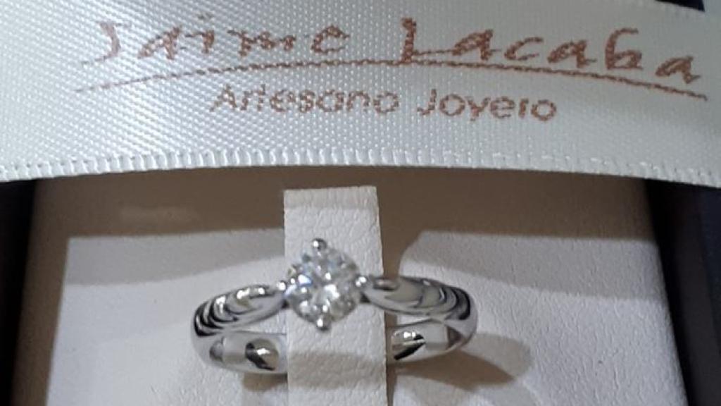 Anillo de oro blanco y brillante elaborado por los joyeros artesanos.