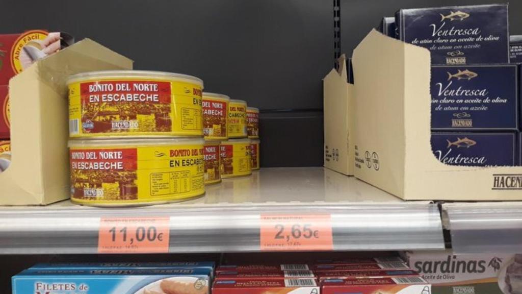 Ausencia del salmón al natural de Hacendado en un estante de un supermercado de Mercadona.