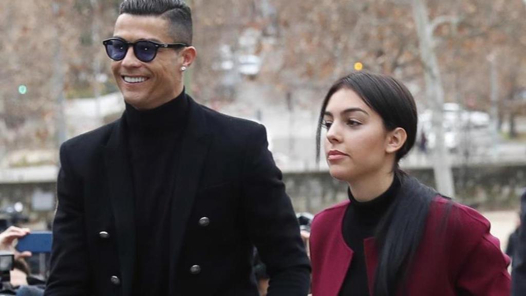 La pareja caminando por las calles de Turín.