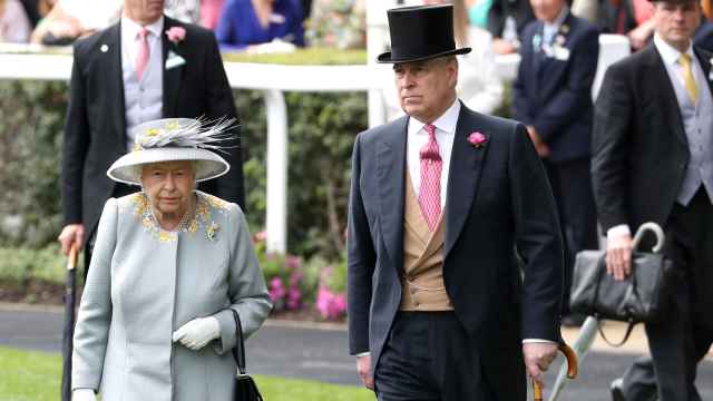 La reina Isabel II y el duque de York en Ascot.
