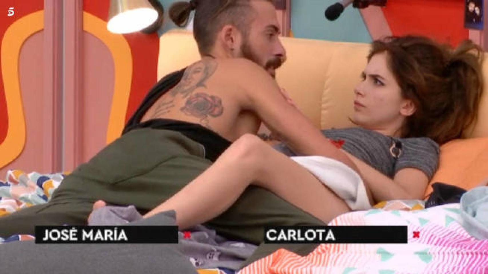 José María y Carlota durante un momento de pareja en 'Gran Hermano Revolution'.