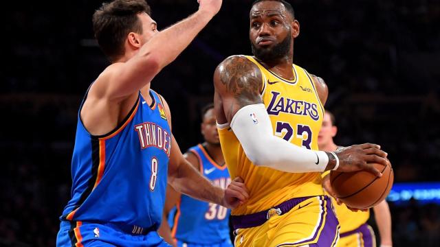 LeBron James entra a canasta contra los Thunder