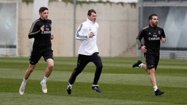 Fede Valverde y Dani Carvajal trabajando sobre el césped de Valdebebas