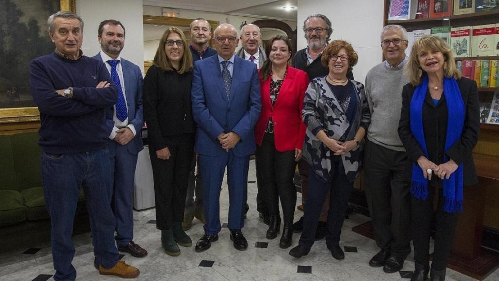 Algunos de los miembros de la candidatura encabezada por Juan Caño (en el centro), que ha ganado las elecciones de la APM 2019.