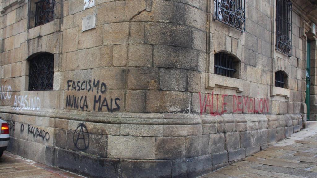 Pintadas nen dos fachadas en la Casa Cornide