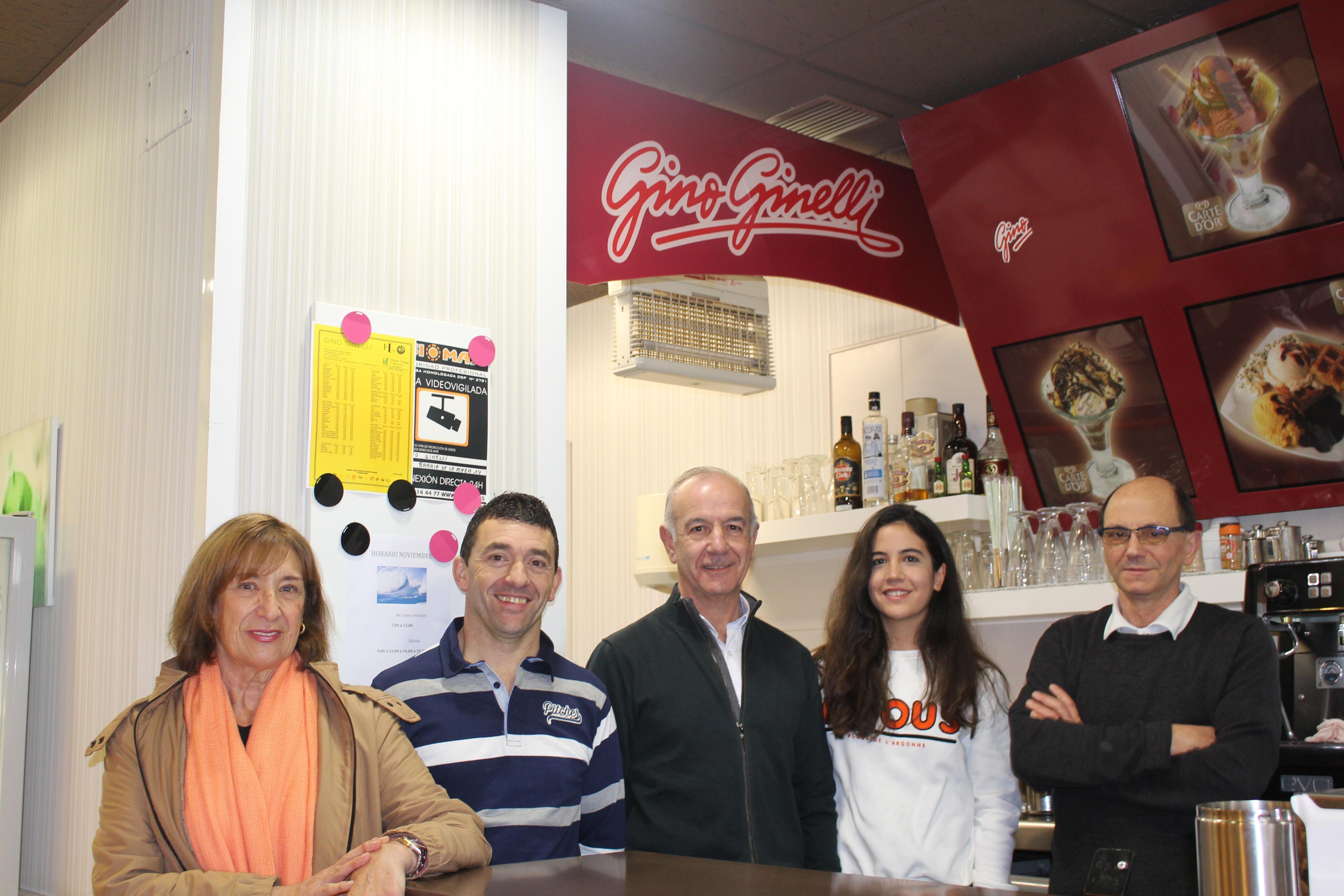 El equipo Gino junto con Eva, a la izquierda, una de sus fieles clientas (AN)