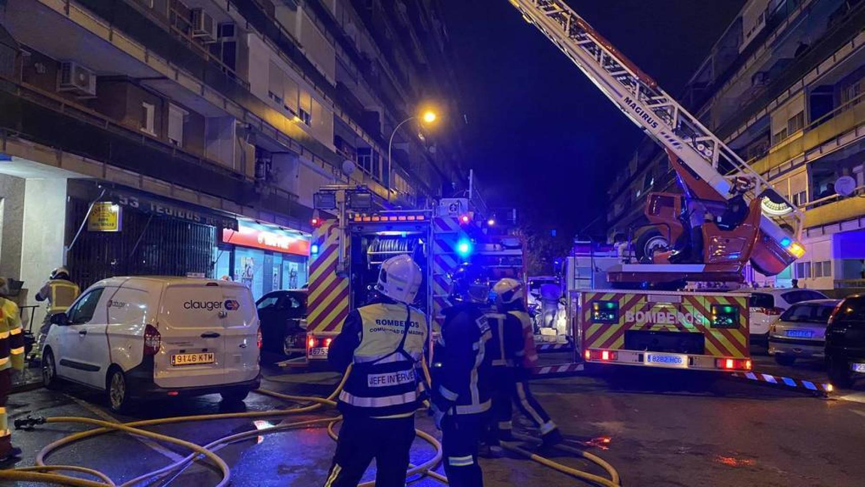 Los Servicios de Emergencias tuvieron que atender a los vecinos, que habían inhalado el humo.