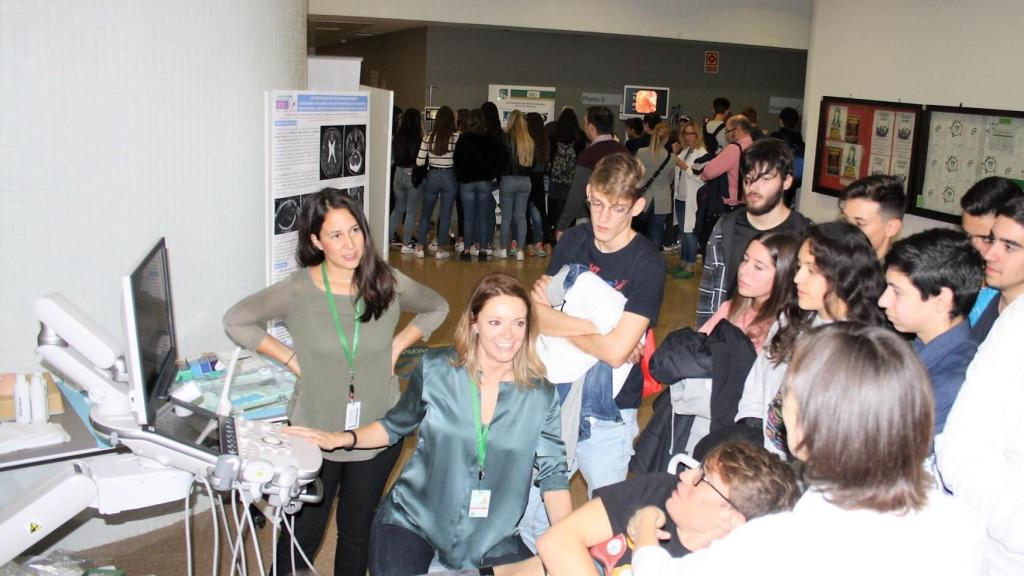 Francisca. junto a unos jóvenes interesados en su trabajo.