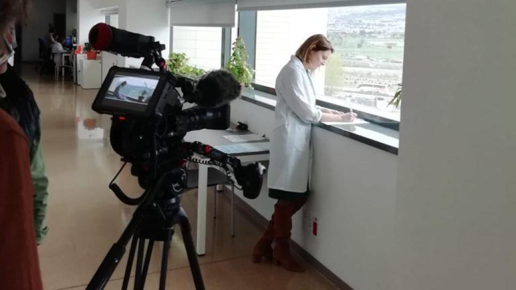 Francisca atendiendo a la prensa.