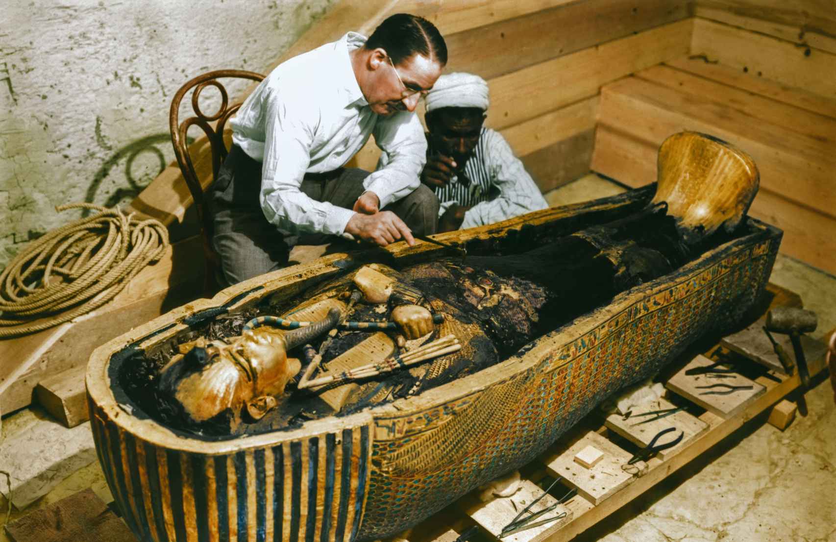 Howard Carter examinando el tercer ataúd de Tutankamón, el de oro macizo. Foto: Griffith Institute