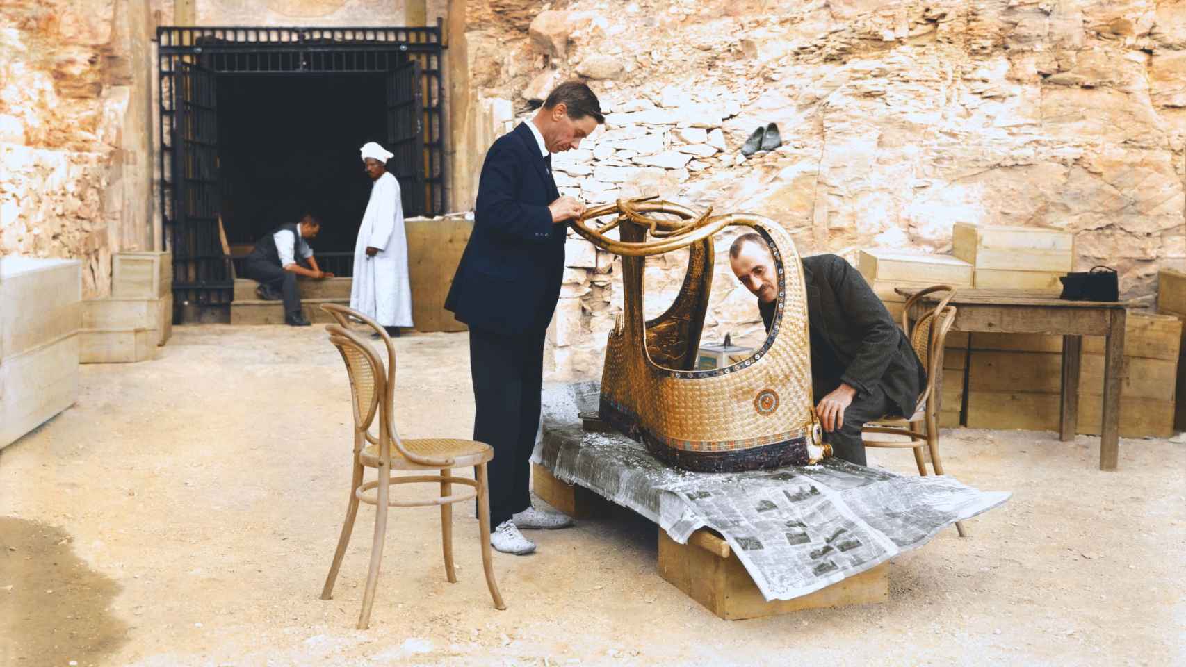 Los conservadores Arthur Mace y Alfred Lucas restaurando el carro dorado del faraón Tutankamón.