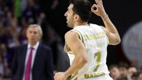 Campazzo celebra una canasta durante un partido de Euroliga