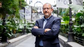 Nicolás Olea en el jardín tropical de la estación de Atocha, en Madrid